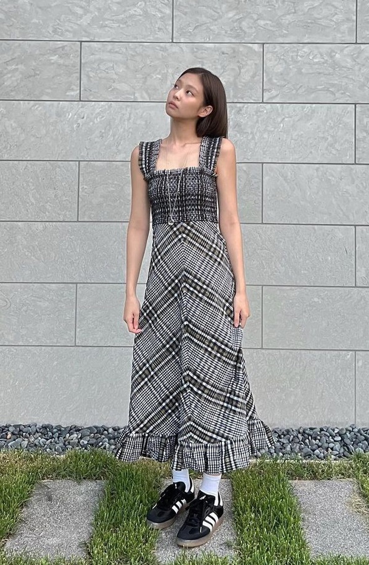 Fan trải chiếu, xếp hàng chờ mua đôi giày Jennie chọn mang - Ảnh 1.