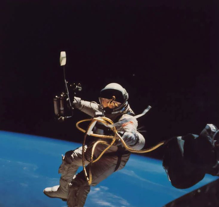 Xin tiền người yêu mua... tên lửa để trở về Trái đất - Ảnh 1.