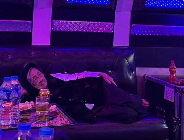 Ảnh vui 13-10: Cụ bà 97 tuổi đi hát karaoke cùng con cháu - Ảnh 1.