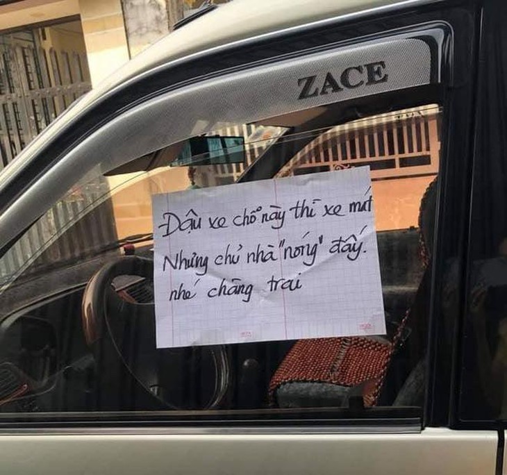 Ảnh vui: Chủ nhà nhắc khéo tài xế đậu ô tô chắn cửa cổng - Ảnh 1.