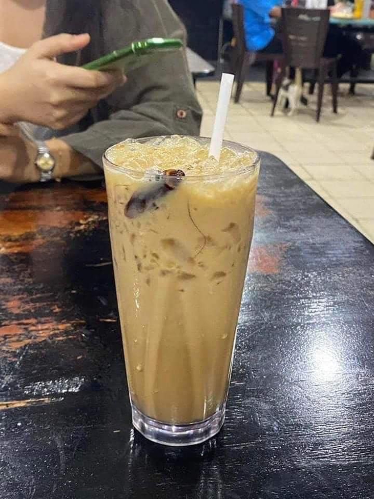 Ảnh vui: Chủ nhà nhắc khéo tài xế đậu ô tô chắn cửa cổng - Ảnh 2.