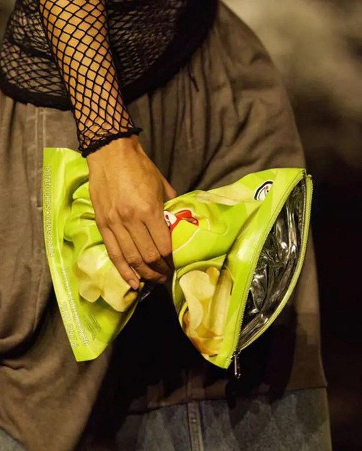 Túi hình gói xì-nách khoai tây chiên trị giá gần 45 triệu đồng của Balenciaga - Ảnh 1.