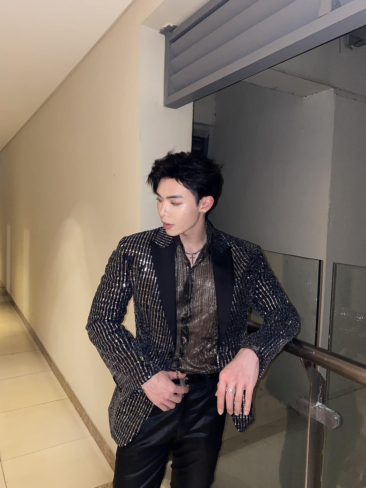 Erik quên lời bản hit đình đám, phải cầu cứu fan ngay trên sân khấu - Ảnh 1.