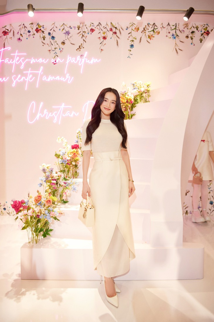 Nhã Phương, Diễm My 9X và Angela Phương Trinh đọ nhan sắc gây thương nhớ - Ảnh 2.