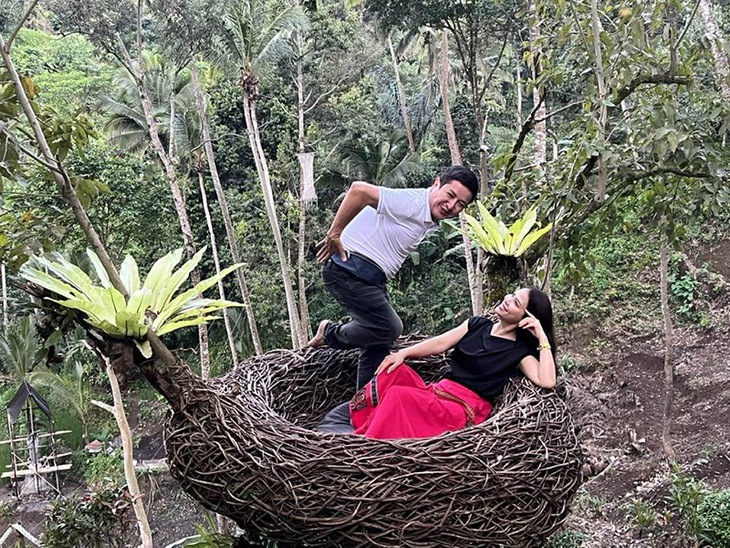 Ảnh vui sao Việt 16-10: Pha Lê tình cờ gặp Hoài Linh ở Thái Lan - Ảnh 2.