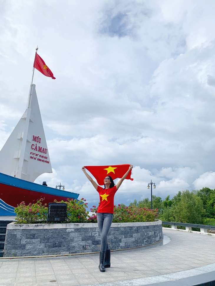 Ảnh vui sao Việt 17-10: Phi Hùng gây ngỡ ngàng vì độ dẻo dai ở tuổi 45 - Ảnh 11.