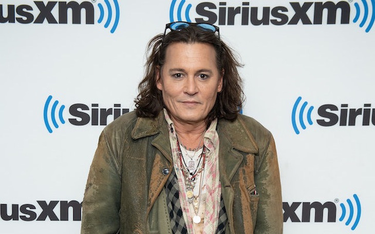 Khán giả cười nhạo với ngoại hình "mày râu nhẵn nhụi" của Johnny Depp