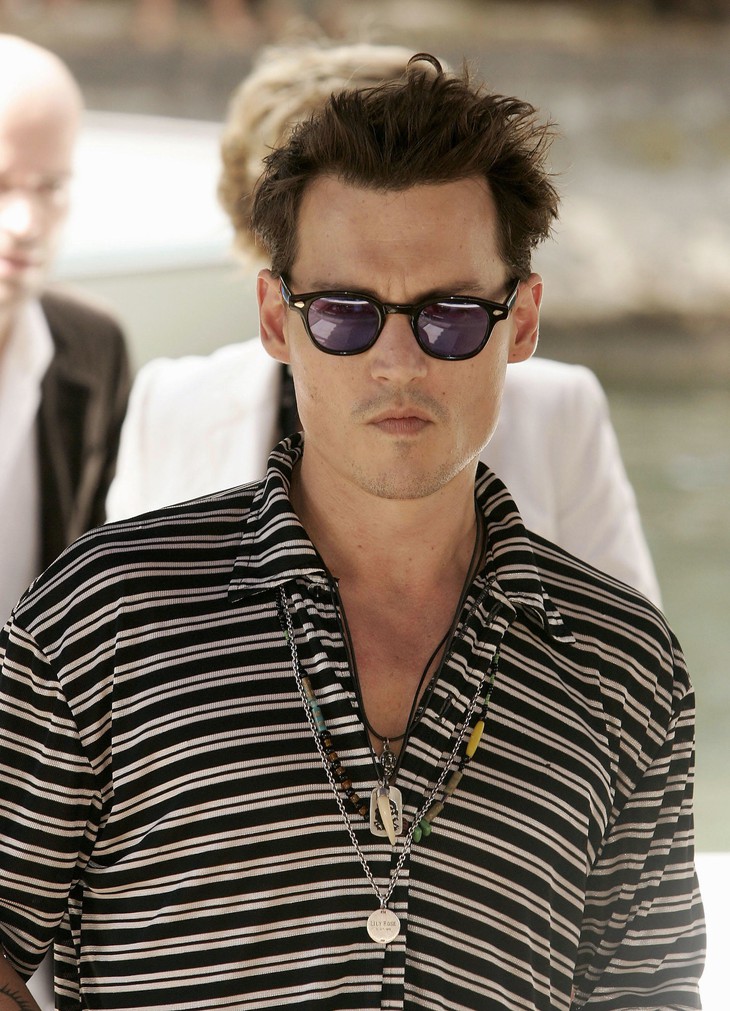 Khán giả cười nhạo với ngoại hình mày râu nhẵn nhụi của Johnny Depp - Ảnh 8.