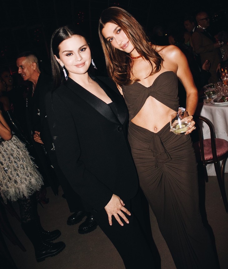 Hailey Bieber bất ngờ chụp chung với Selena Gomez thân như chị em gái - Ảnh 3.