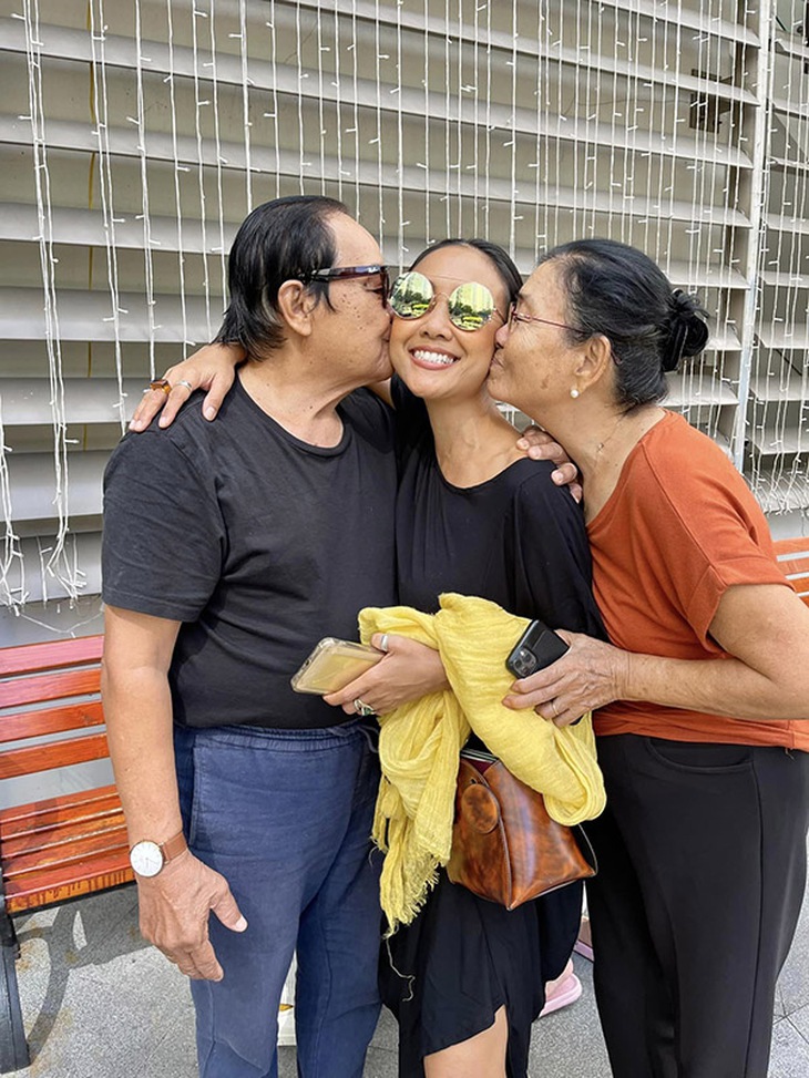 Ảnh vui sao Việt 17-10: Phi Hùng gây ngỡ ngàng vì độ dẻo dai ở tuổi 45 - Ảnh 8.