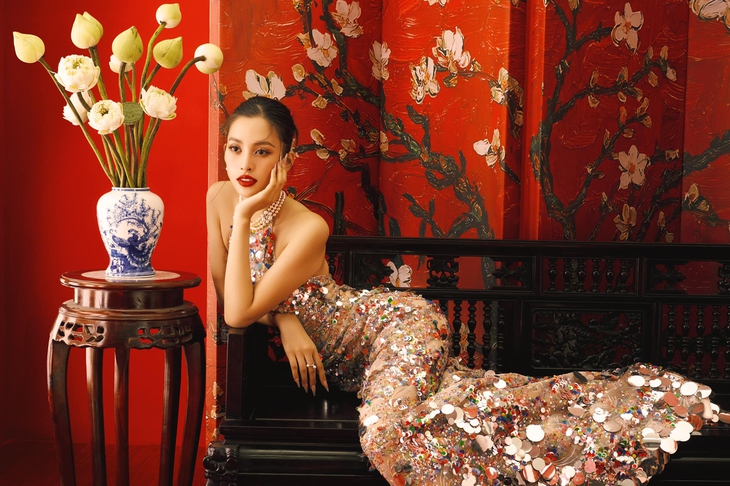 Tiểu Vy khoe vẻ đẹp rạng rỡ đậm chất Á Đông - Ảnh 2.