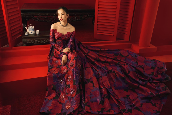 Tiểu Vy khoe vẻ đẹp rạng rỡ đậm chất Á Đông - Ảnh 1.