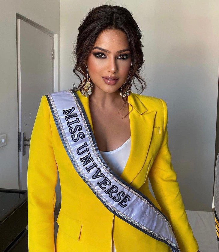 Thiên Ân mặc đồ vàng chóe, trang điểm như Hoa hậu Hoàn vũ Harnaaz Sandhu - Ảnh 3.