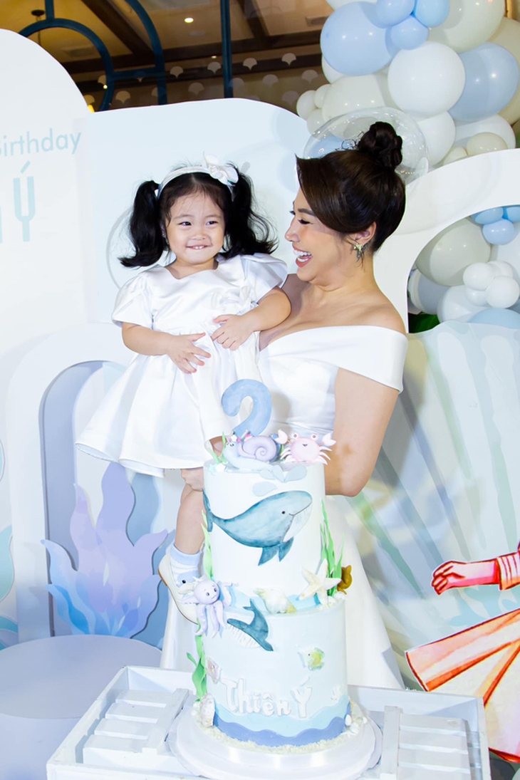 Con gái Pha Lê phấn khích vì được bố mẹ đến trường tổ chức sinh nhật - Ảnh 6.