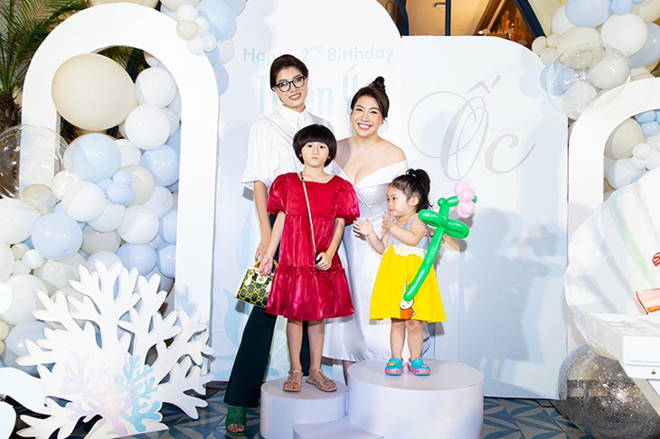 Con gái Pha Lê phấn khích vì được bố mẹ đến trường tổ chức sinh nhật - Ảnh 9.