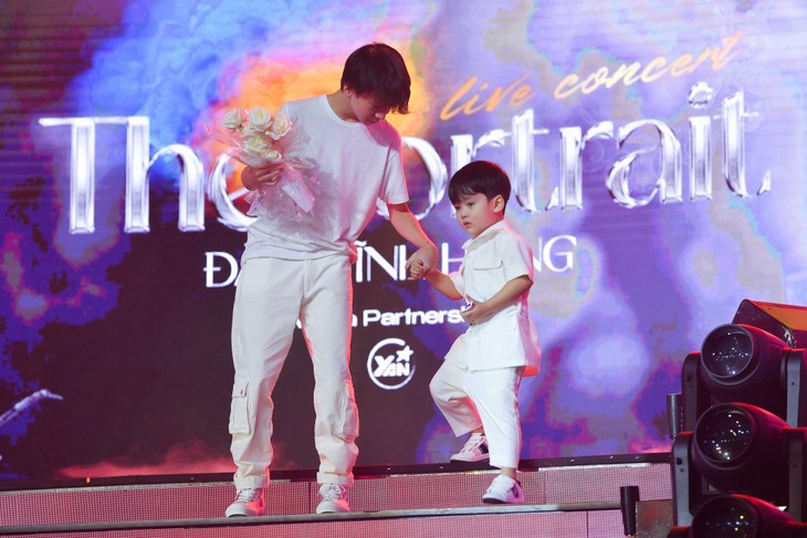 Đàm Vĩnh Hưng bất ngờ công khai con trai ruột trong live show mừng sinh nhật - Ảnh 1.