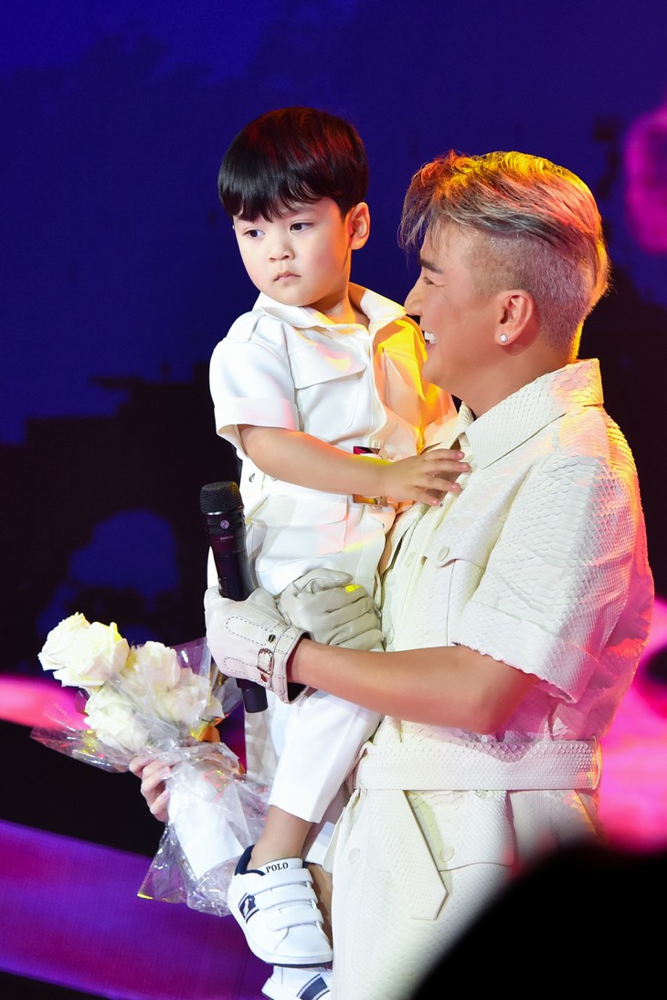 Đàm Vĩnh Hưng bất ngờ công khai con trai ruột trong live show mừng sinh nhật - Ảnh 3.