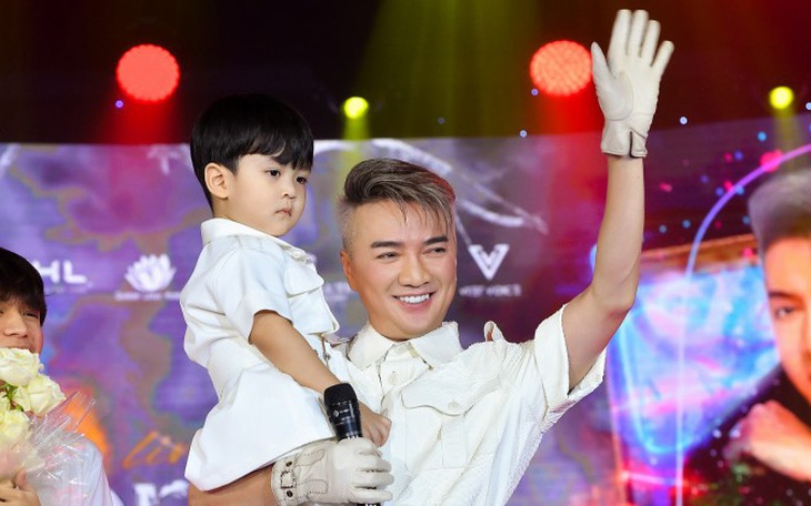 Đàm Vĩnh Hưng bất ngờ công khai con trai ruột trong live show mừng sinh nhật