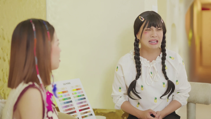 Hết làm cô giáo, giúp việc nhà, Duy Khánh làm nhân viên salon tóc - Ảnh 1.