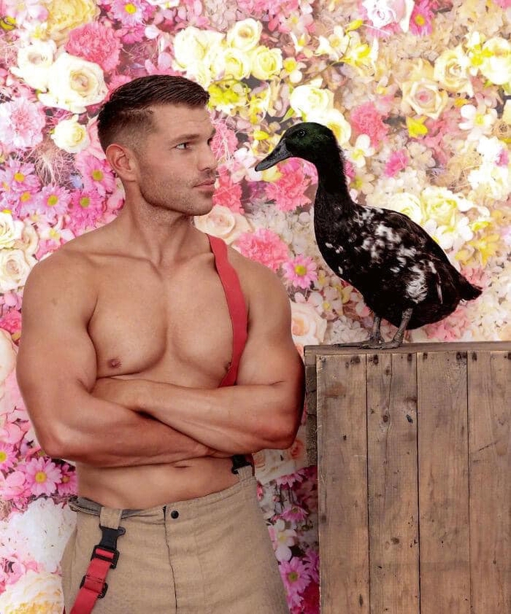 Bộ ảnh lịch của những anh lính cứu hỏa 6 múi gây sốt - Ảnh 4.