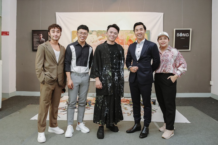 Thành Lộc, Cát Tường xuýt xoa trước loạt tranh ‘bạc tỉ’ của Phạm Hồng Minh - Ảnh 7.