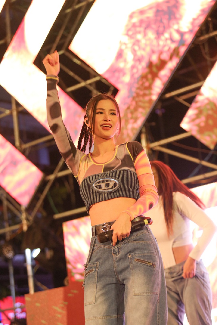 Song Nhi Đông Nhi - Hà Nhi phát cuồng vì độ chịu chơi của 3.000 khán giả Đà Nẵng - Ảnh 1.