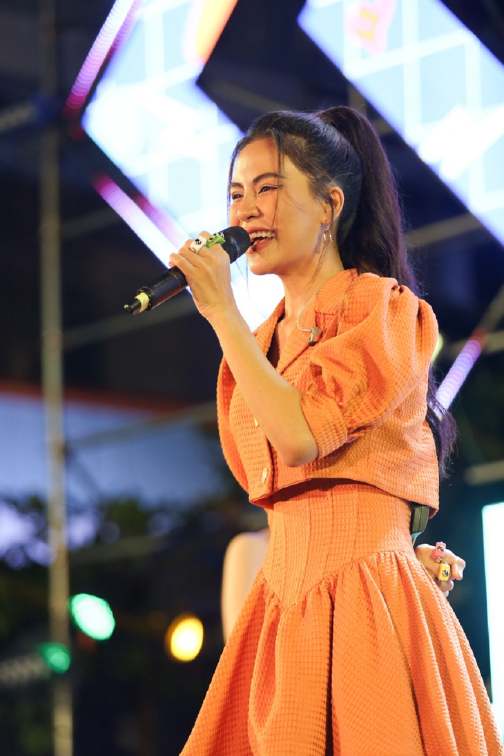 Song Nhi Đông Nhi - Hà Nhi phát cuồng vì độ chịu chơi của 3.000 khán giả Đà Nẵng - Ảnh 2.