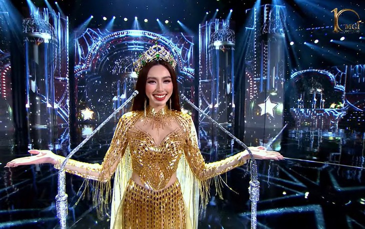 Thú vị Hoa hậu Thùy Tiên phát biểu kết thúc nhiệm kỳ bằng 4 thứ tiếng - Ảnh 2.