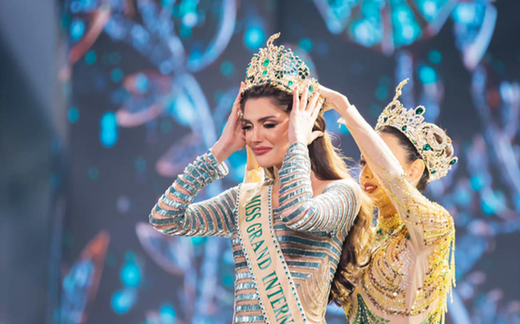 Hoa hậu Thùy Tiên tỏa sáng với thiết kế từ 5.000 viên đá pha lê