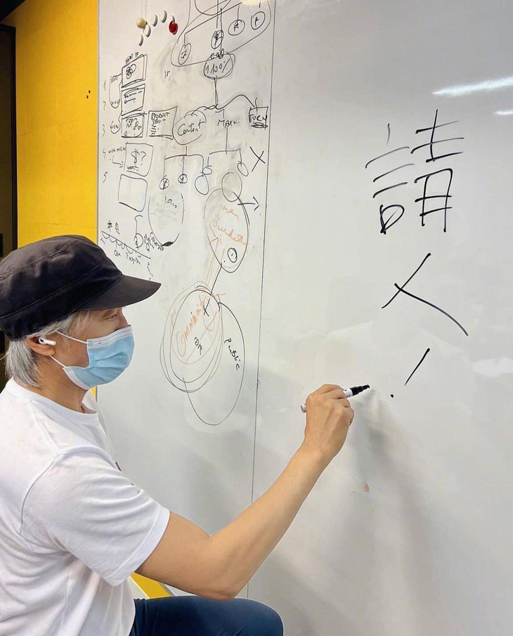 Vua hài Châu Tinh Trì bất ngờ đến Việt Nam gây bão mạng - Ảnh 2.