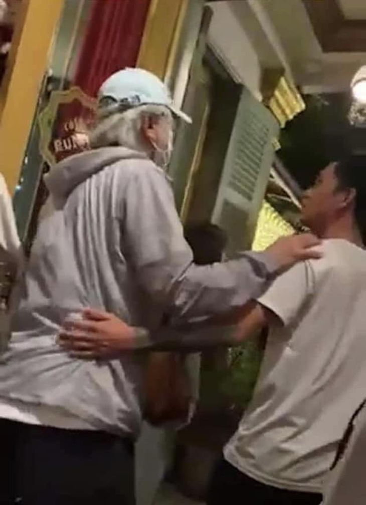 Vua hài Châu Tinh Trì bất ngờ đến Việt Nam gây bão mạng - Ảnh 1.