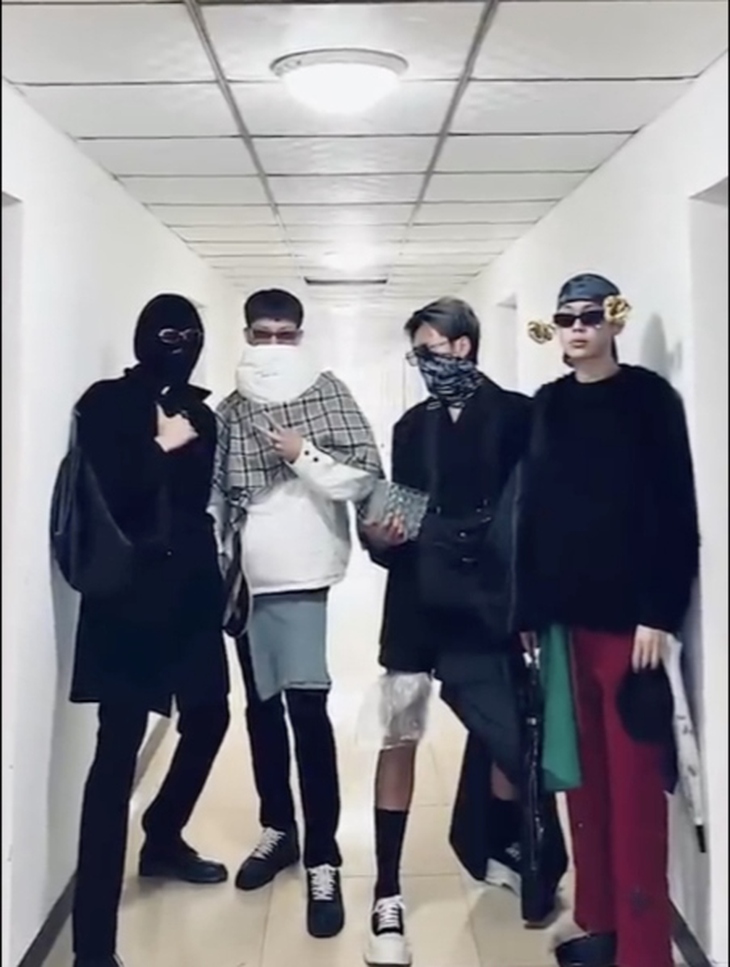 Mãn nhãn với show diễn thời trang hành lang ở ký túc xá - Ảnh 5.