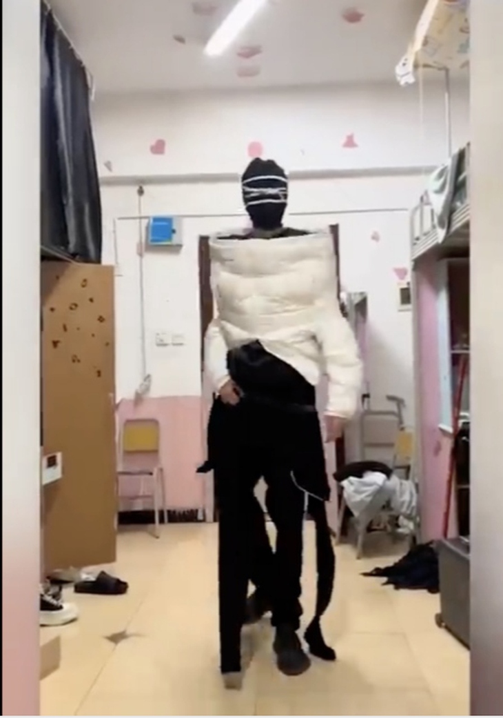 Mãn nhãn với show diễn thời trang hành lang ở ký túc xá - Ảnh 6.