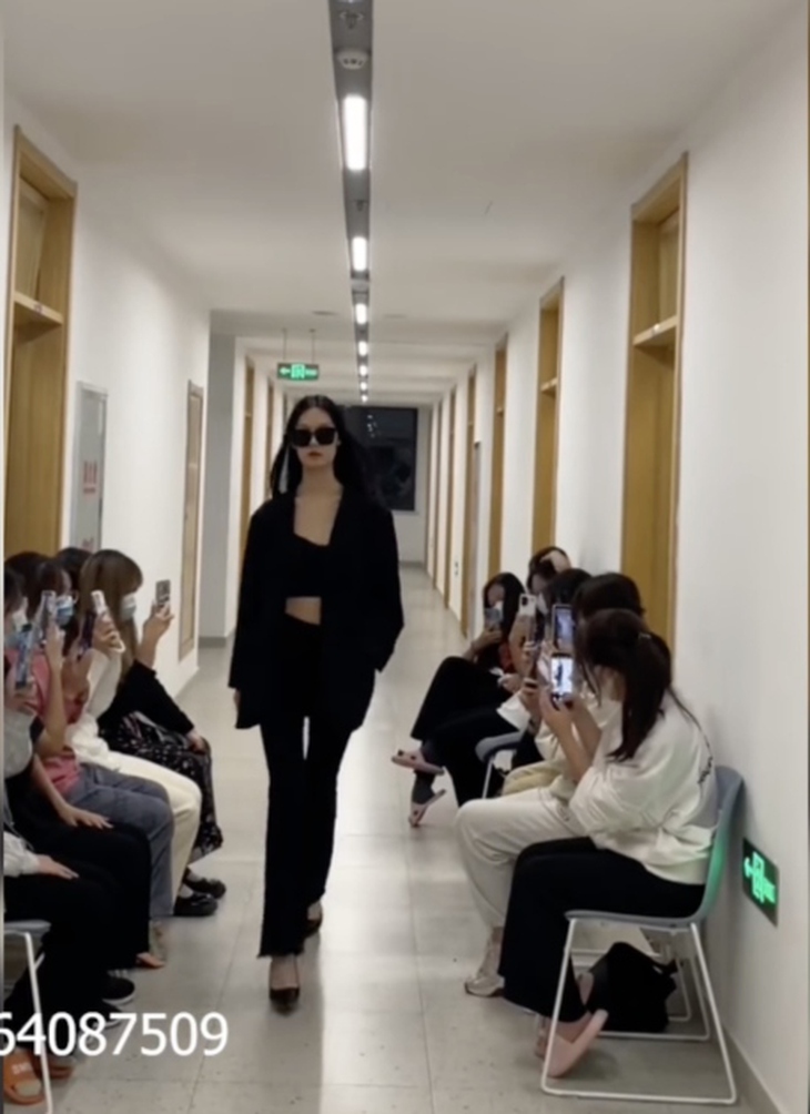 Mãn nhãn với show diễn thời trang hành lang ở ký túc xá - Ảnh 2.