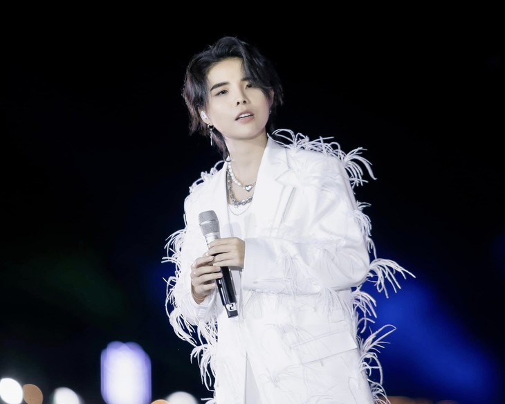 Vũ Cát Tường bẽn lẽn cười khi được fan gọi là chồng - Ảnh 1.