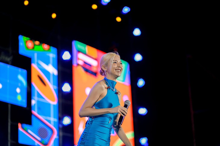 Trúc Nhân ‘khuấy đảo’ 11.000 khán giả phố núi bằng hit thất tình - Ảnh 4.