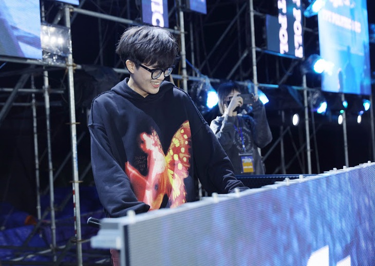 Trúc Nhân ‘khuấy đảo’ 11.000 khán giả phố núi bằng hit thất tình - Ảnh 3.