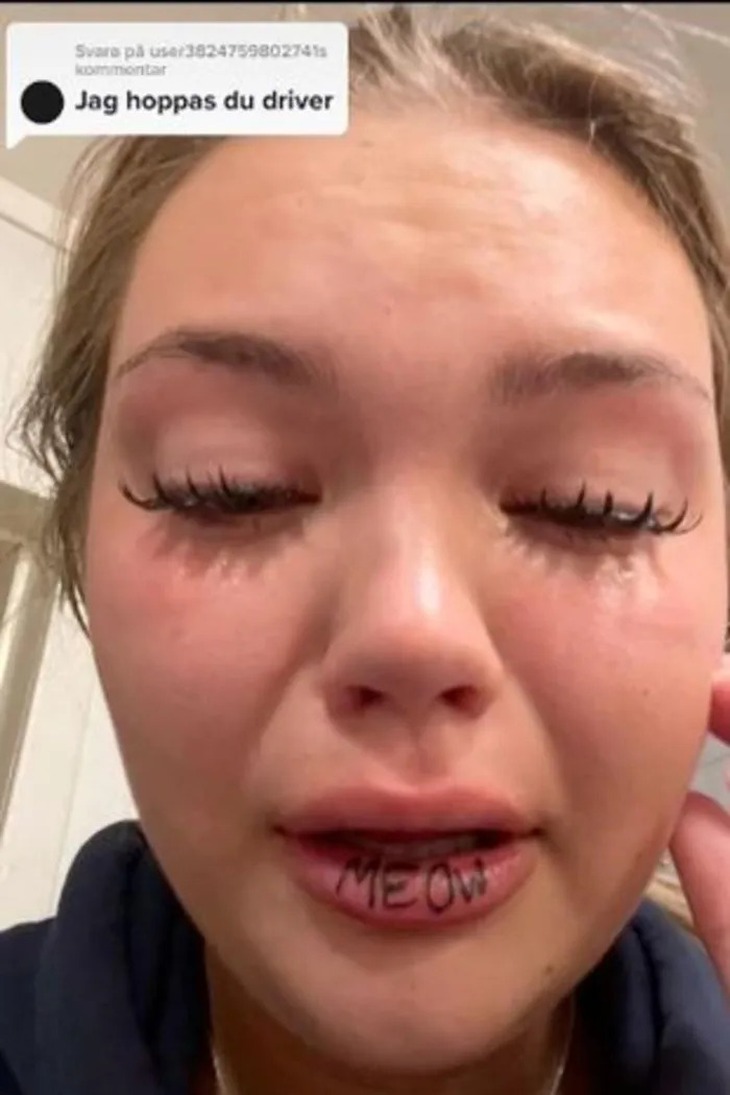 Cô gái hổng khóc nổi với hình xăm hài hước trên môi - Ảnh 1.