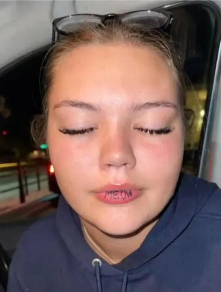 Cô gái hổng khóc nổi với hình xăm hài hước trên môi - Ảnh 2.