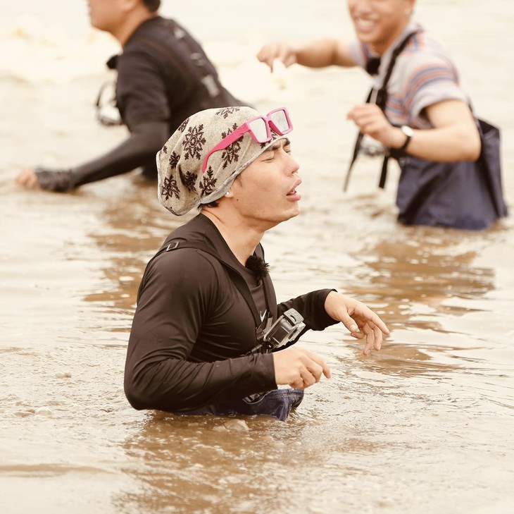 Loạt biểu cảm không đỡ nổi của Lê Dương Bảo Lâm khi lội ao bắt vịt - Ảnh 5.