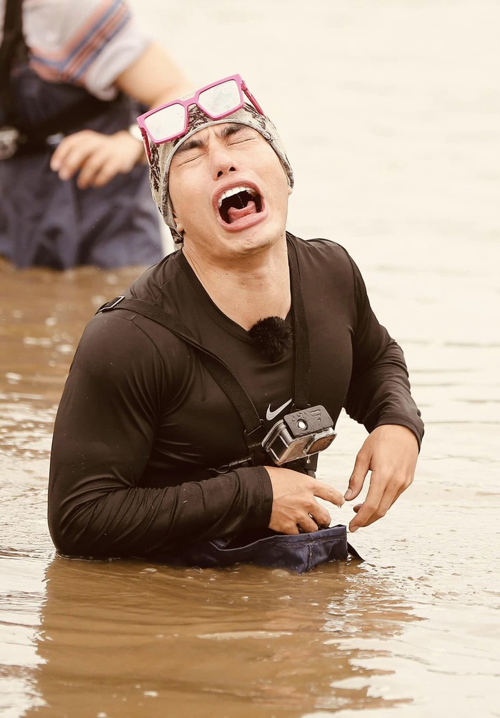 Loạt biểu cảm không đỡ nổi của Lê Dương Bảo Lâm khi lội ao bắt vịt - Ảnh 3.