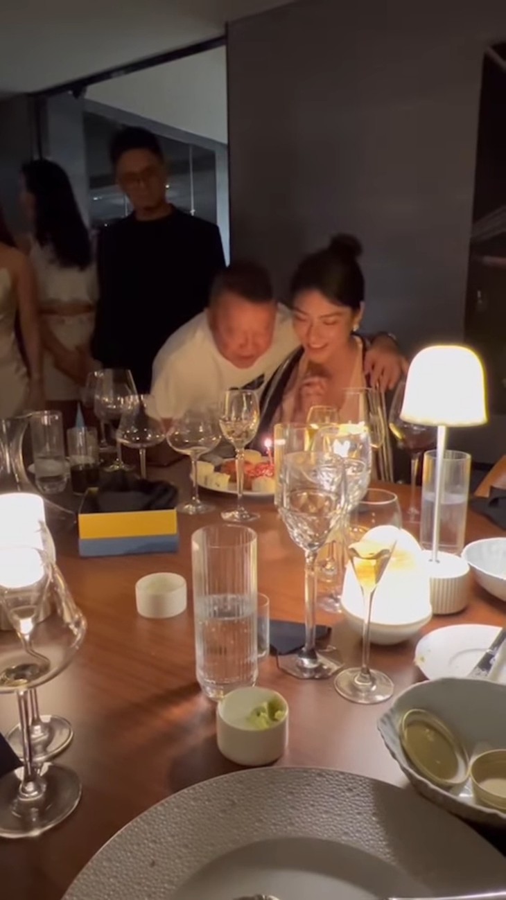 ‘Ông trùm TVB Tăng Chí Vỹ đè hôn người mẫu đáng tuổi cháu gây bức xúc - Ảnh 1.