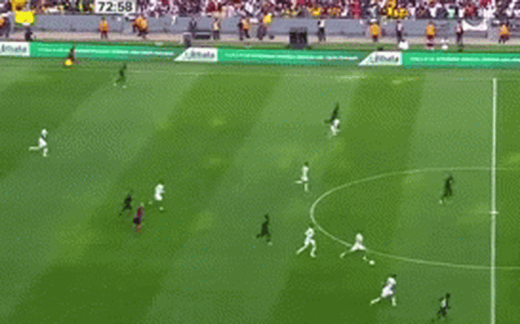 Trượt chân khi sút bóng, cầu thủ vẫn ghi siêu phẩm khó tin từ giữa sân