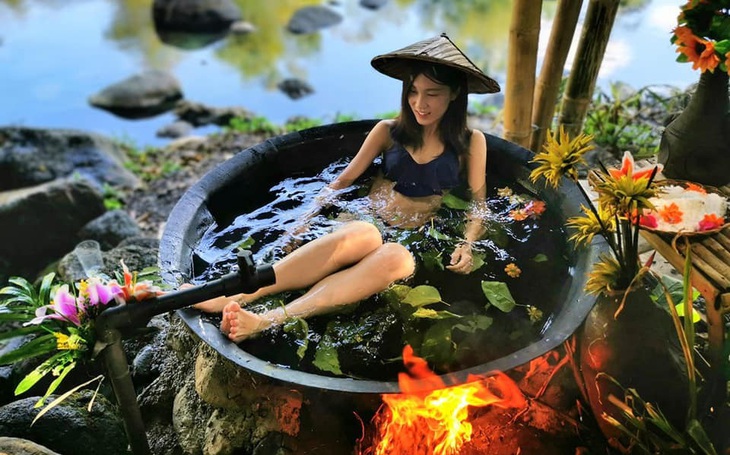 Du khách cười tít mắt khi được tắm trong 