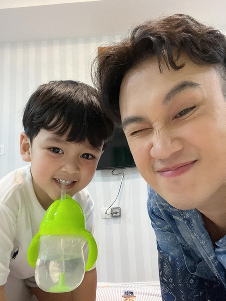 Con trai Đàm Vĩnh Hưng nói tiếng Việt lơ lớ giống bố đỡ đầu Dương Triệu Vũ - Ảnh 1.
