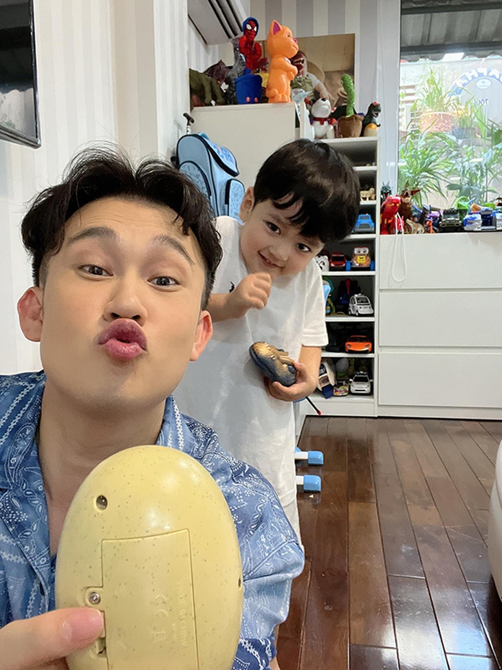 Con trai Đàm Vĩnh Hưng nói tiếng Việt lơ lớ giống bố đỡ đầu Dương Triệu Vũ - Ảnh 2.