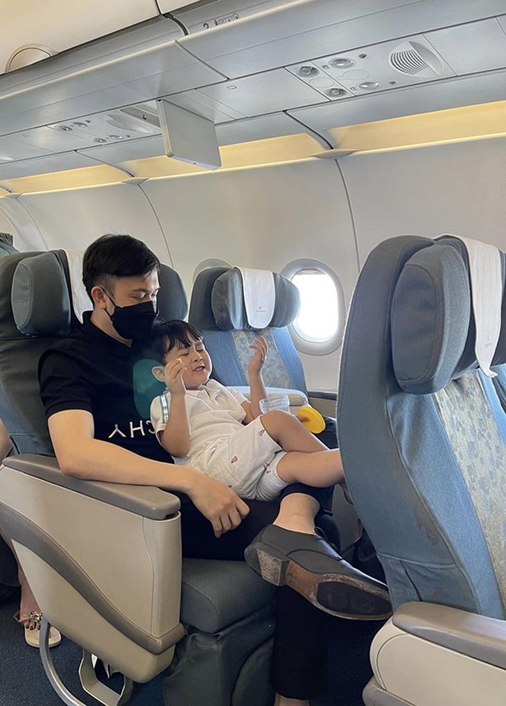 Con trai Đàm Vĩnh Hưng nói tiếng Việt lơ lớ giống bố đỡ đầu Dương Triệu Vũ - Ảnh 3.