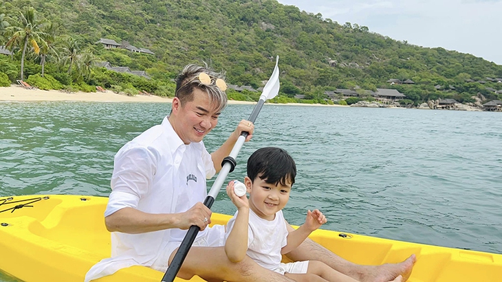 Con trai Đàm Vĩnh Hưng nói tiếng Việt lơ lớ giống bố đỡ đầu Dương Triệu Vũ - Ảnh 5.