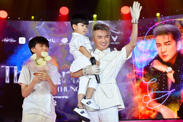 Con trai Đàm Vĩnh Hưng nói tiếng Việt lơ lớ giống bố đỡ đầu Dương Triệu Vũ - Ảnh 6.