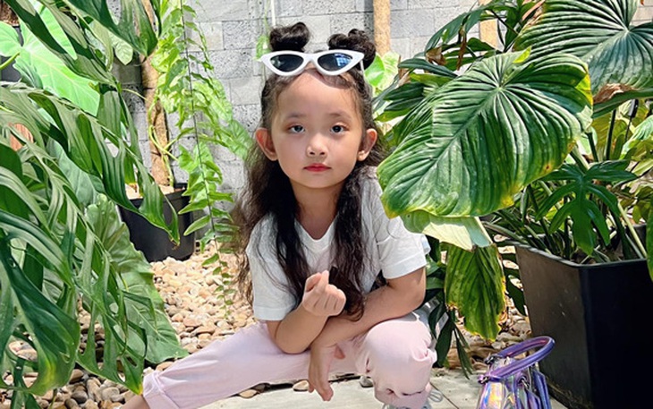 ‘Mợ chảnh’ nhà Khánh Thi tạo dáng như người mẫu chuyên nghiệp